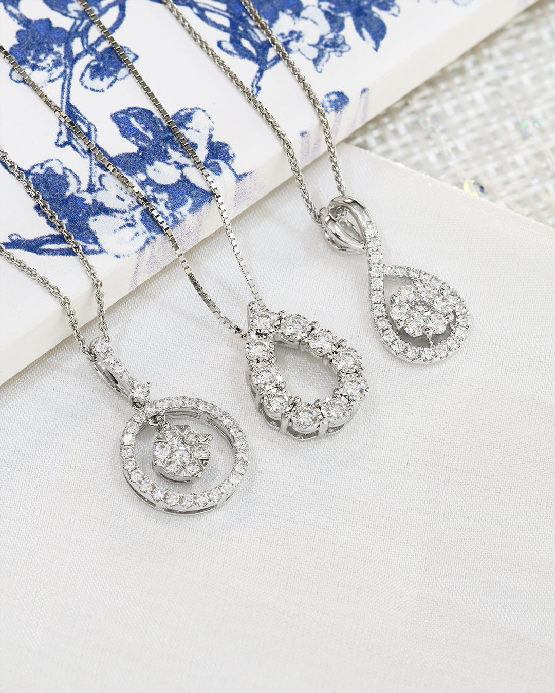 18k White Gold Twisted Round Diamond Necklace