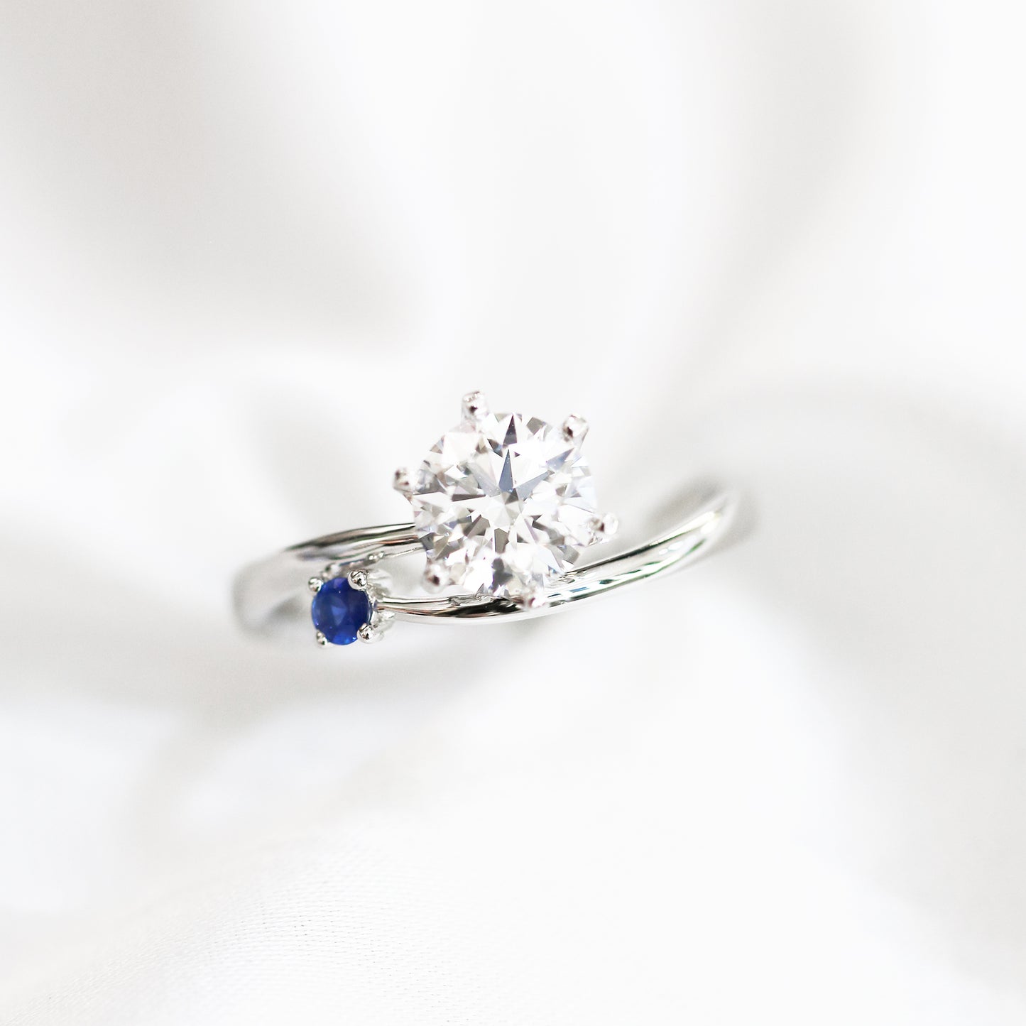 Alyssa Solitaire 18k White Gold Alyssa Solitaire 6-Prong Round Brilliant Diamond Engagement Ring Setting 18k白金六爪高低流線形清鑲求婚鑽石戒指款式