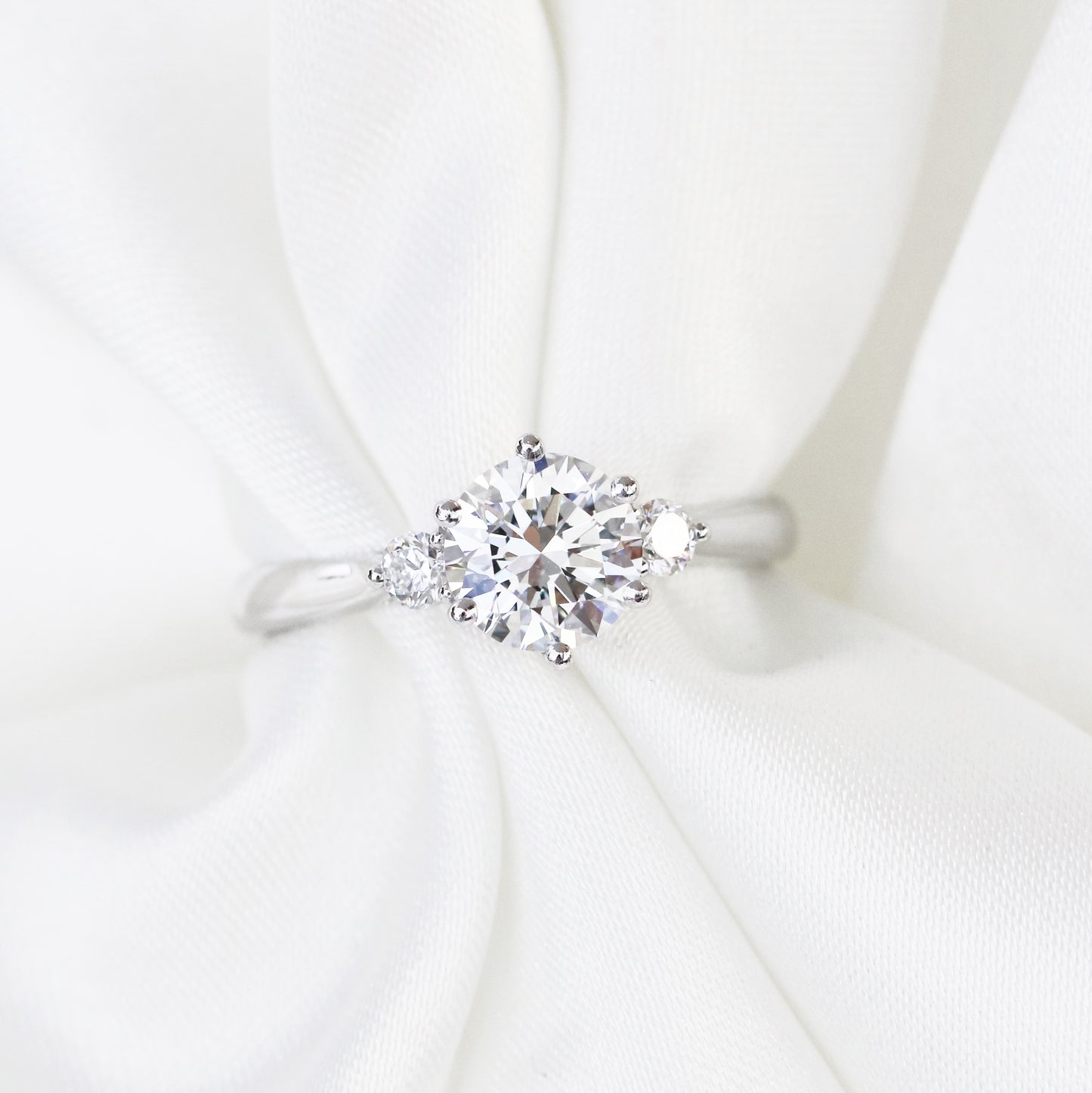 Balsam Trilogy 18k White Gold 6-Prong Hidden Heart Band Three Round Brilliant Diamond Engagement Ring Setting 18k白金六爪三石鑲求婚鑽石戒指款式