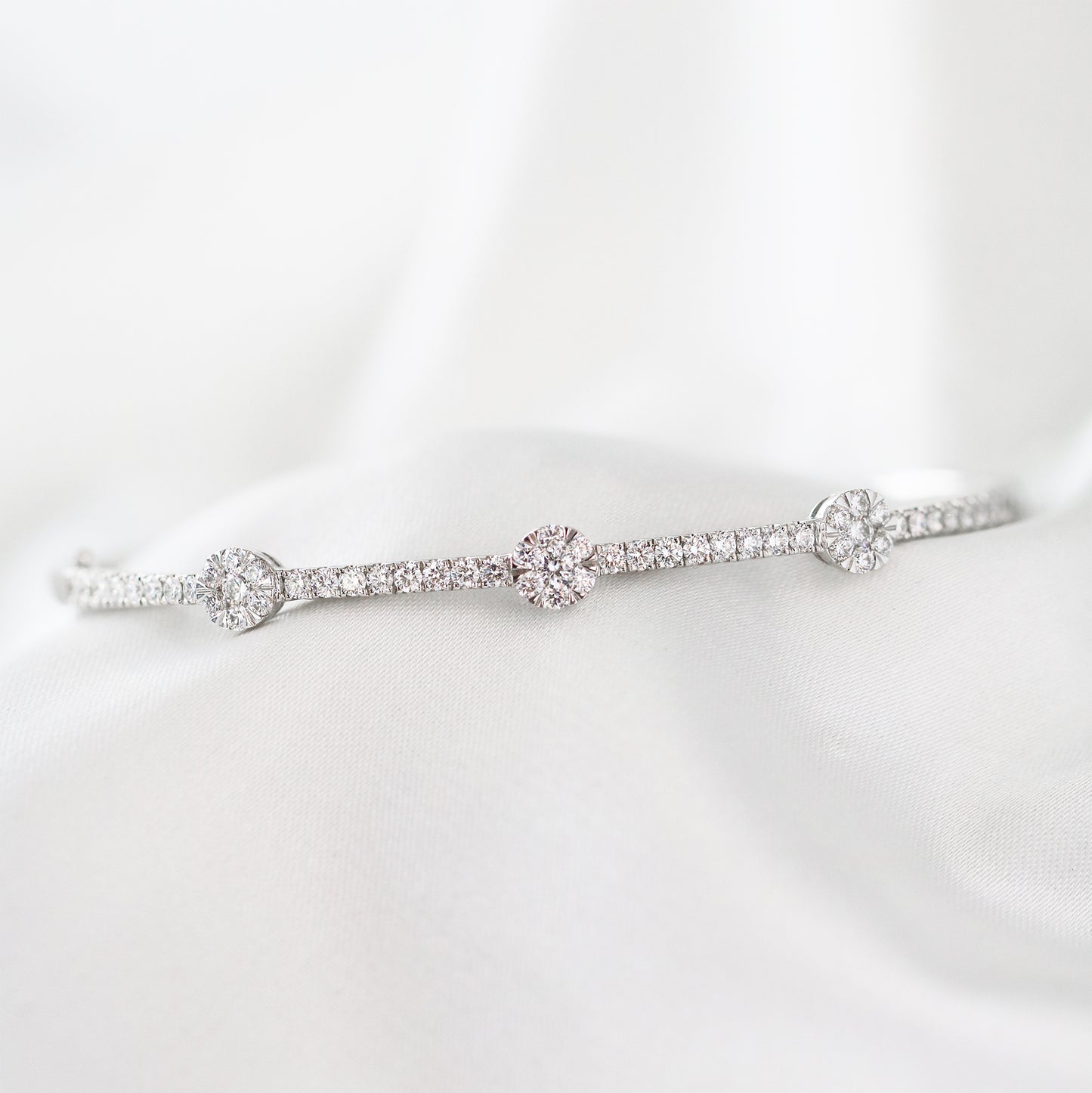 18k White Gold 0.96ct Round Diamond Bangle 18k白金三石款96份鑽石手鈪