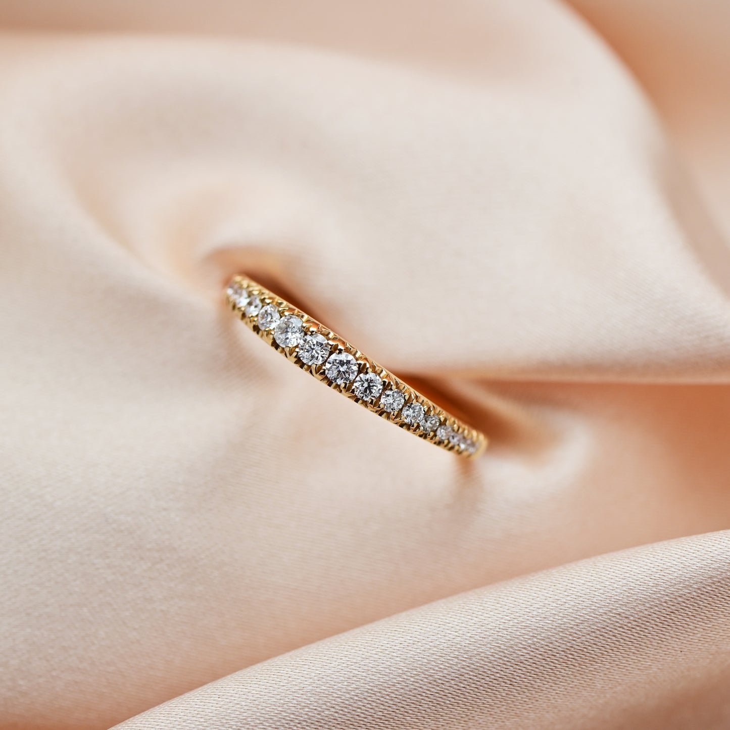 香檳色背景18k玫瑰金漸層鑽石條戒 18k Rose Gold Graduated French Pavé Diamond Ring in champagne gold background