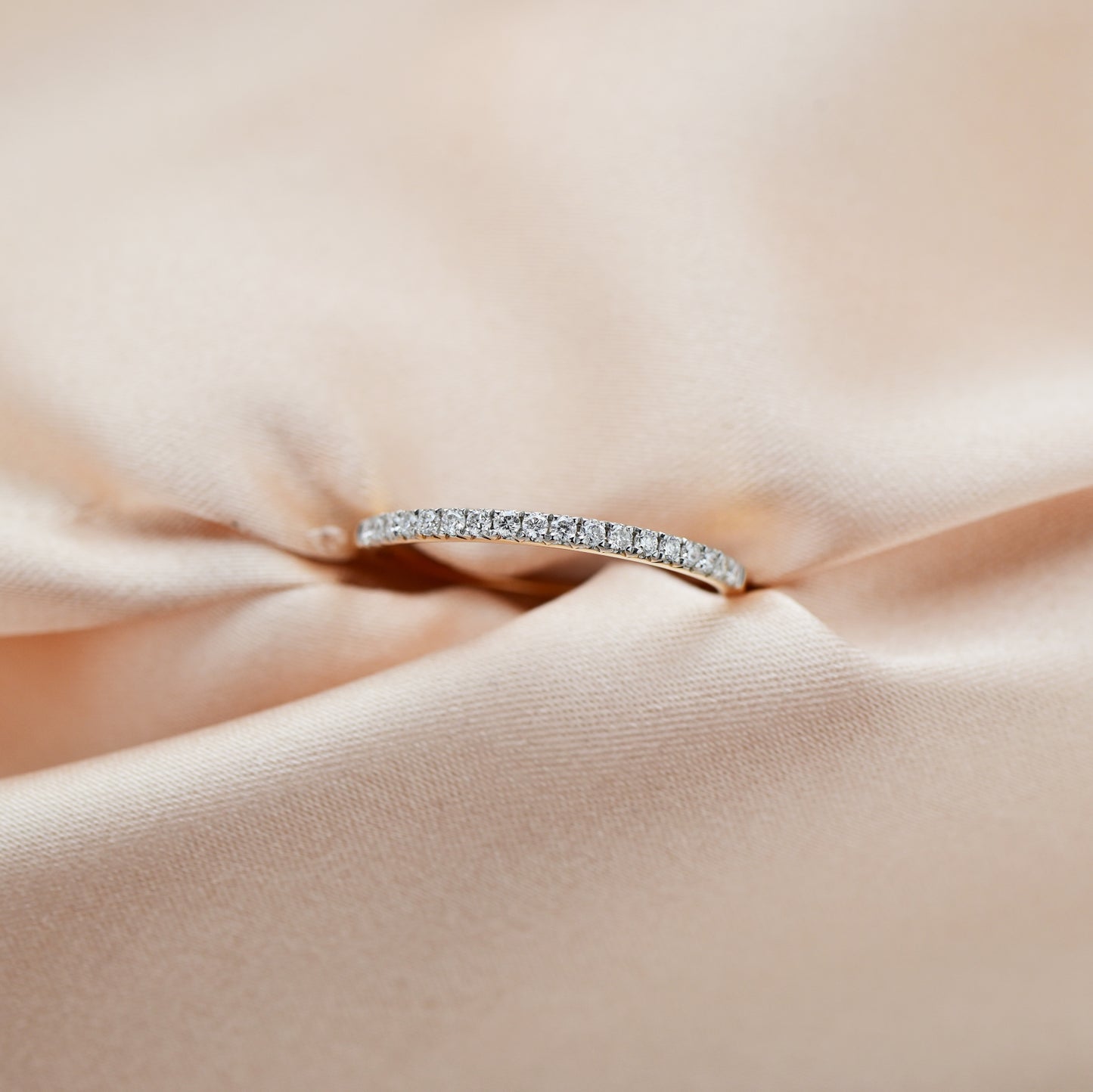 香檳色背景18k玫瑰金鑽石戒指側面 18k Rose Gold Eternity Diamond Ring on side view in champagne gold background
