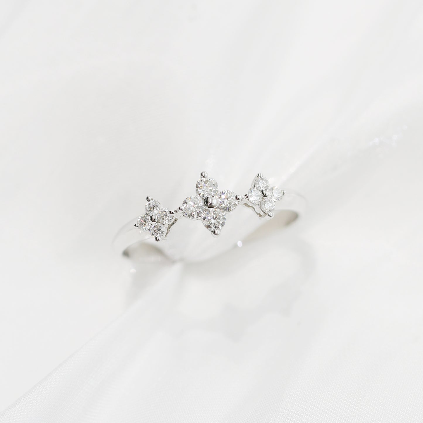 18k白金四葉草鑽石線戒
18k White Gold 3-Clover Round Brilliant Diamond Ring