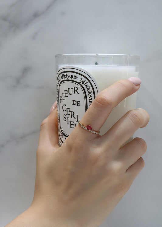 紅寶石和藍寶石鑽石戒指在手指上 Ruby Eternity Ring and sapphire ring on fingers