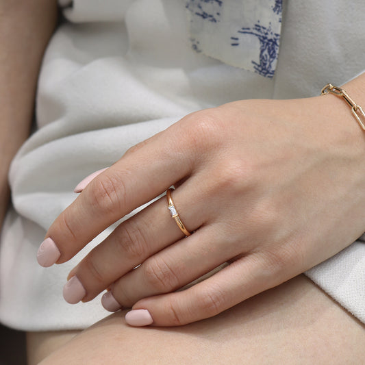 18k玫瑰金鑽石戒指在中指上 18k Rose Gold Horizontal Baguette Ring on middle finger