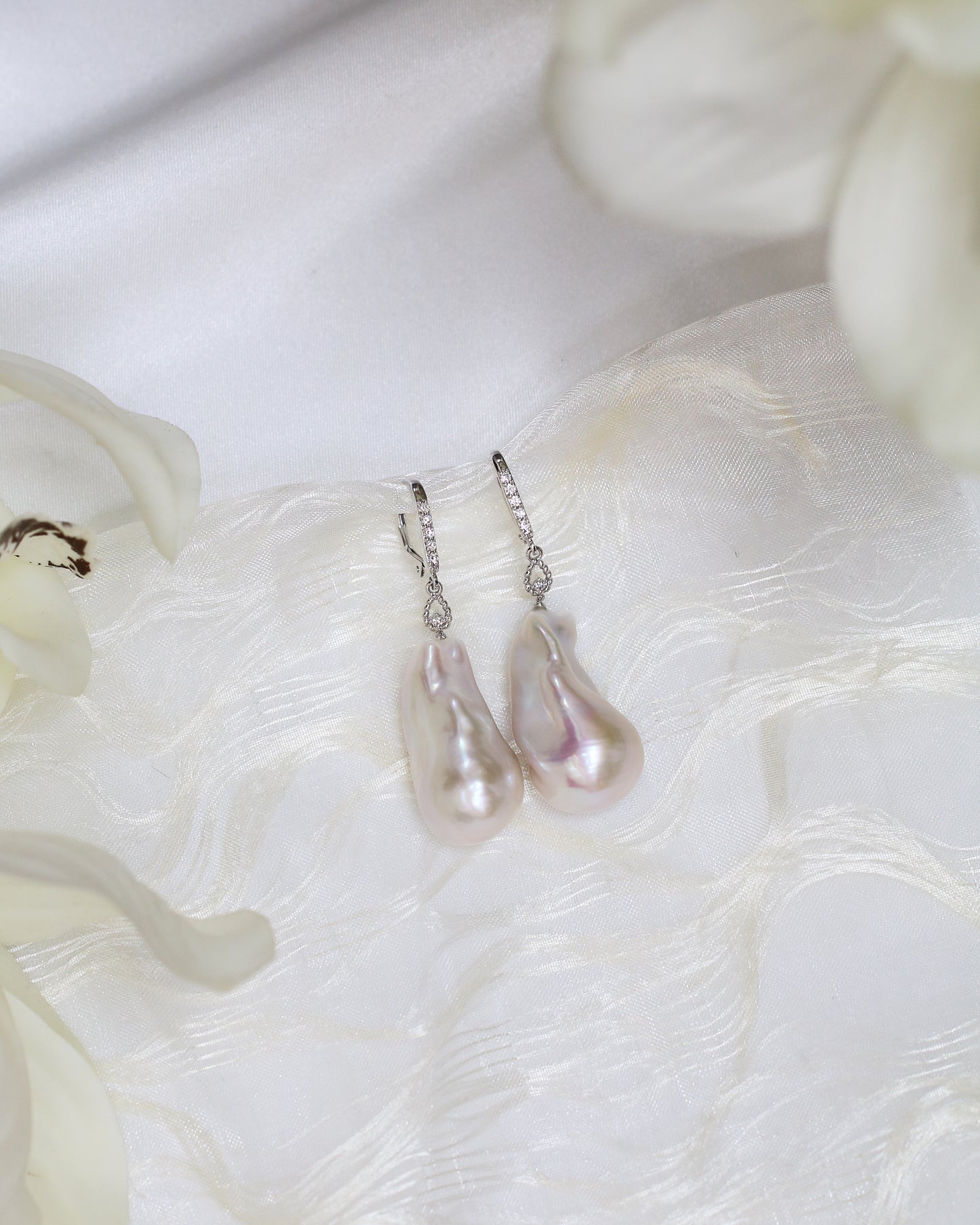 18k White Gold Baroque Pearl Diamond Dangle Earrings