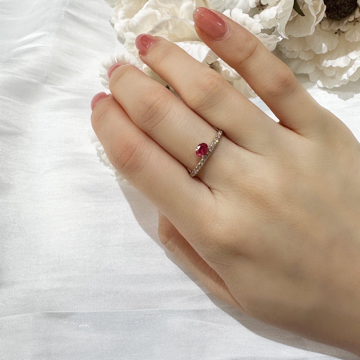 紅寶石和藍寶石鑽石戒指在手指上 Ruby Eternity Ring and sapphire ring on fingers