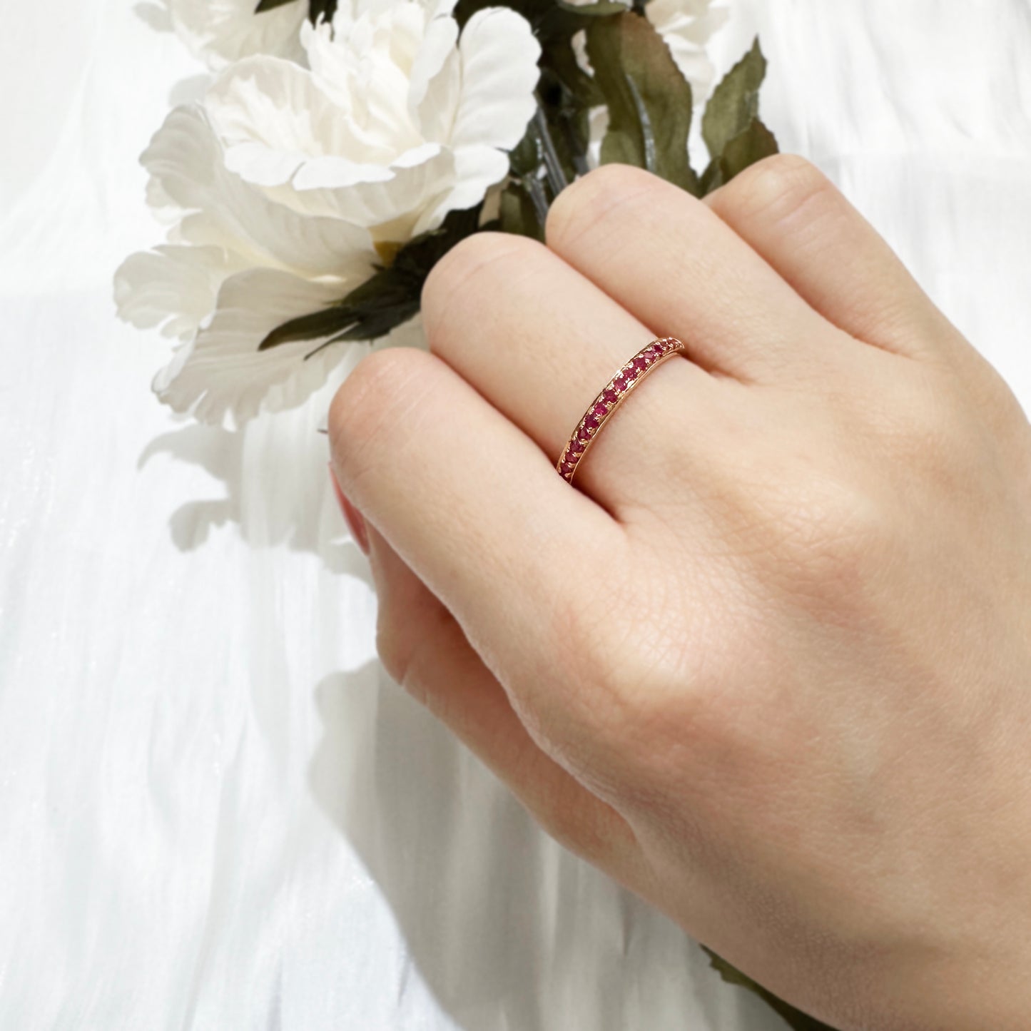 紅寶石戒指在中指上 Ruby Half Eternity Ring on middle finger