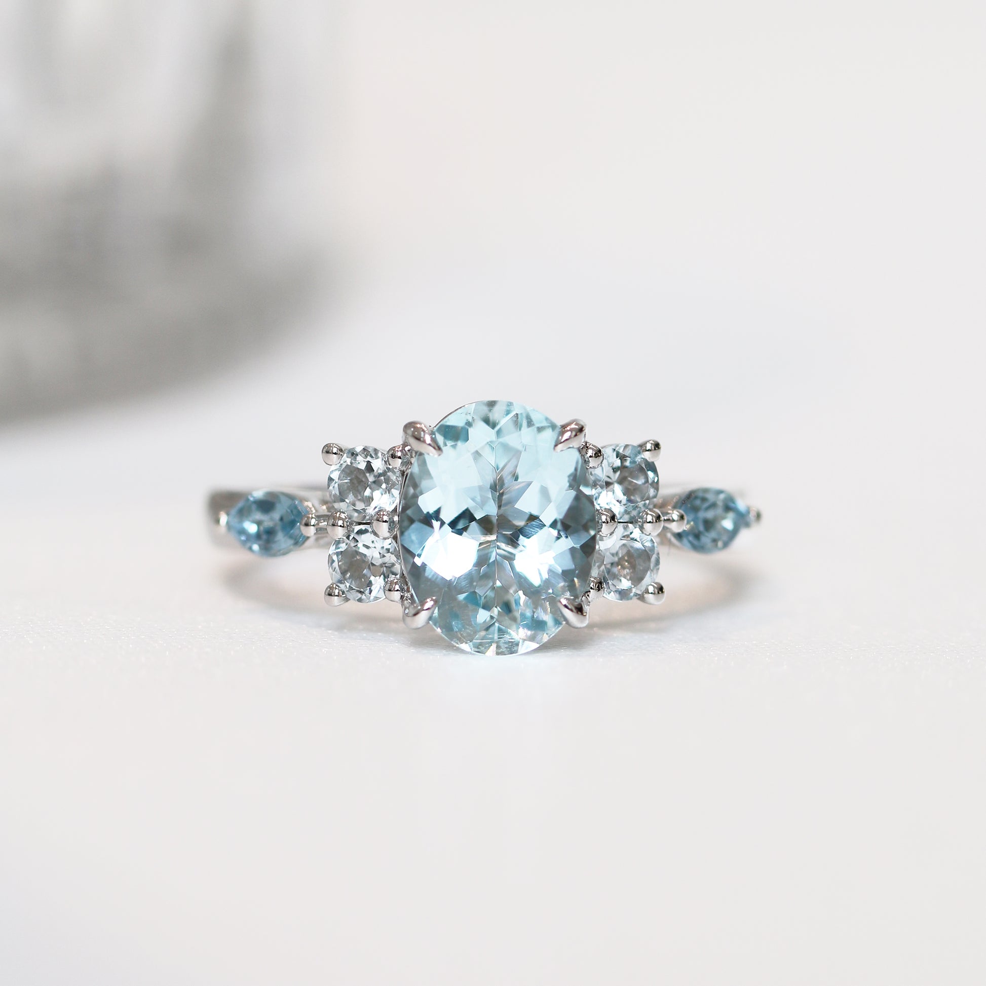 18k白金蛋形橢圓形海藍寶石戒指 18k White Gold Oval Shape Aquamarine Ring
