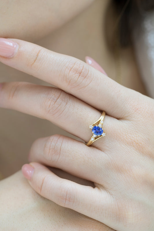 18k黃金蛋形橢圓形藍寶石鑽石戒指 18k Yellow Gold Oval Shape Sapphire Diamond Ring