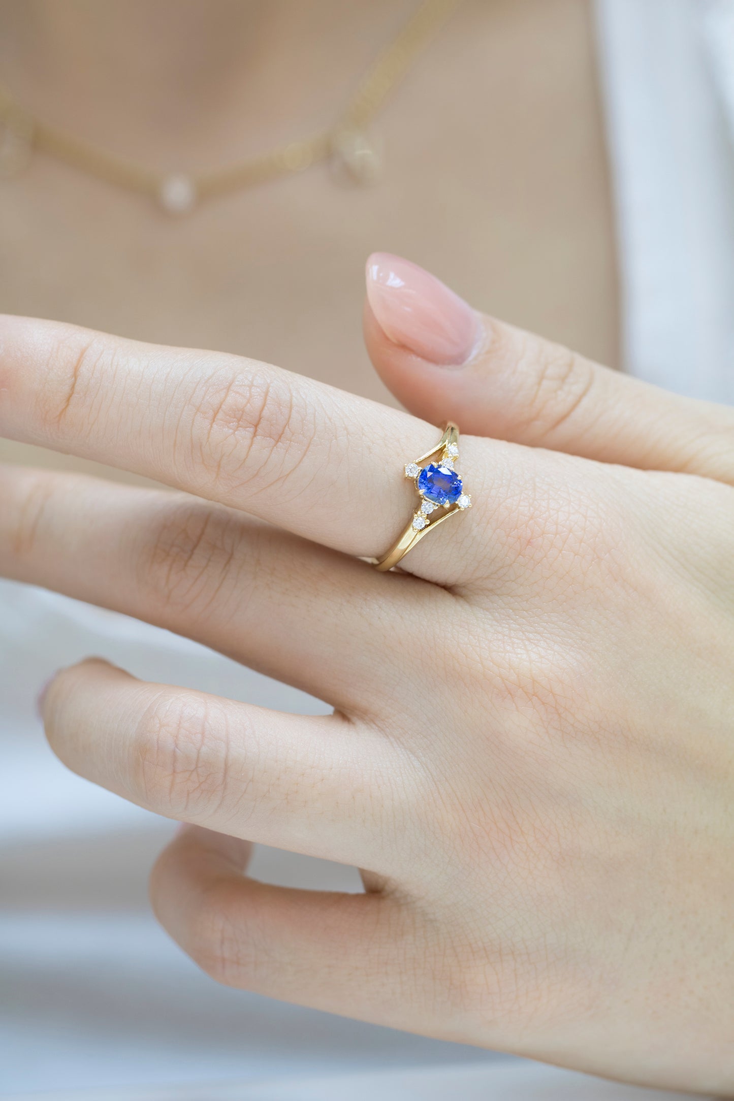 18k黃金蛋形橢圓形藍寶石鑽石戒指 18k Yellow Gold Oval Shape Sapphire Diamond Ring