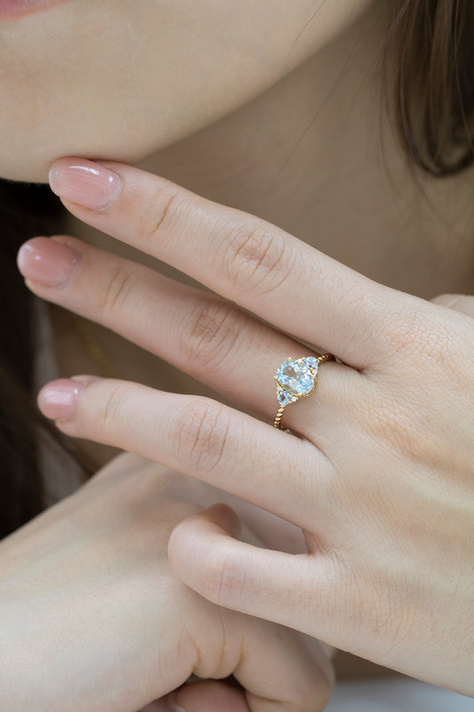 18k黃金蛋形橢圓形海藍寶石鑽石戒指 18k Yellow Gold Oval Shape Aquamarine Diamond Ring