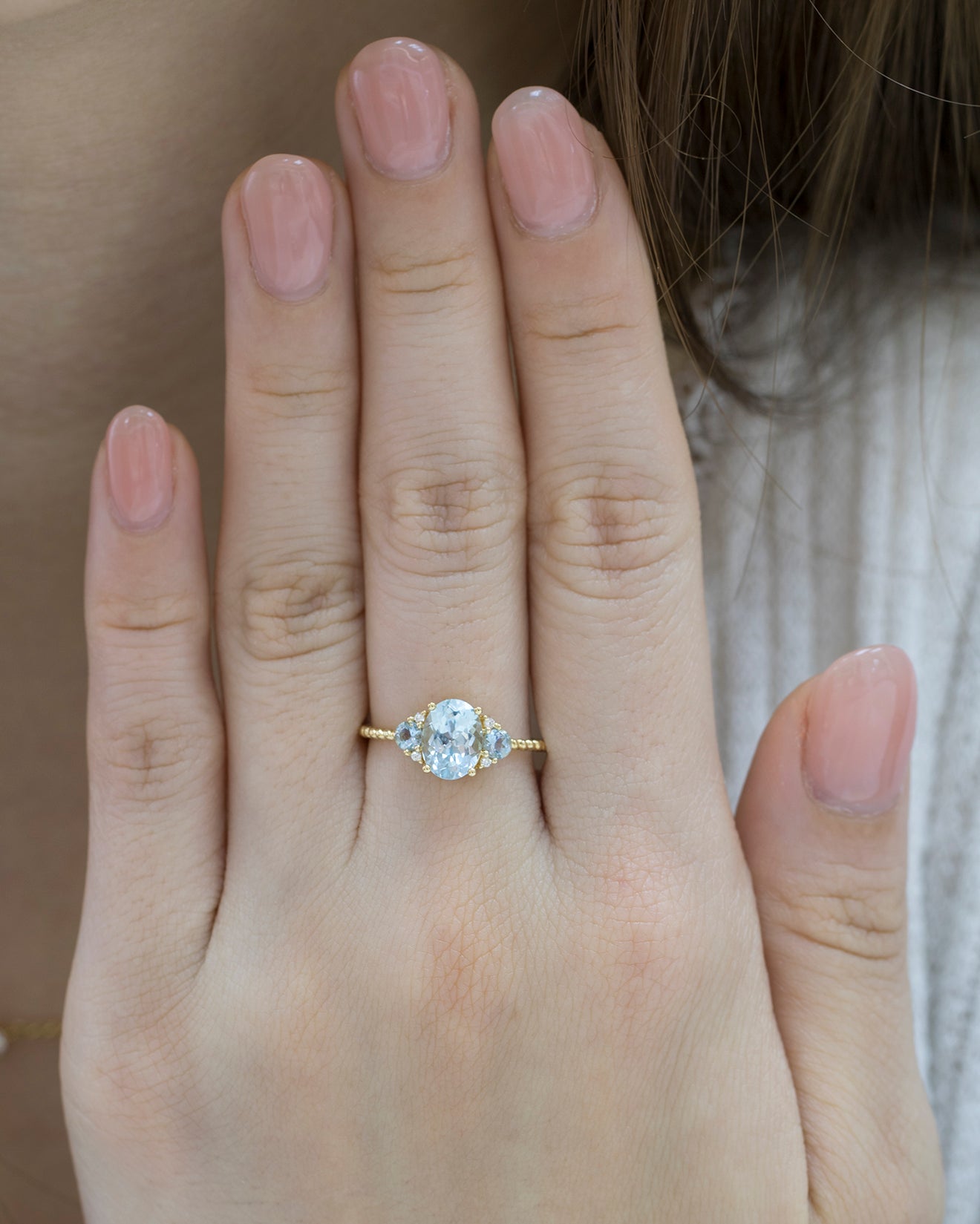 18k黃金蛋形橢圓形海藍寶石鑽石戒指 18k Yellow Gold Oval Shape Aquamarine Diamond Ring