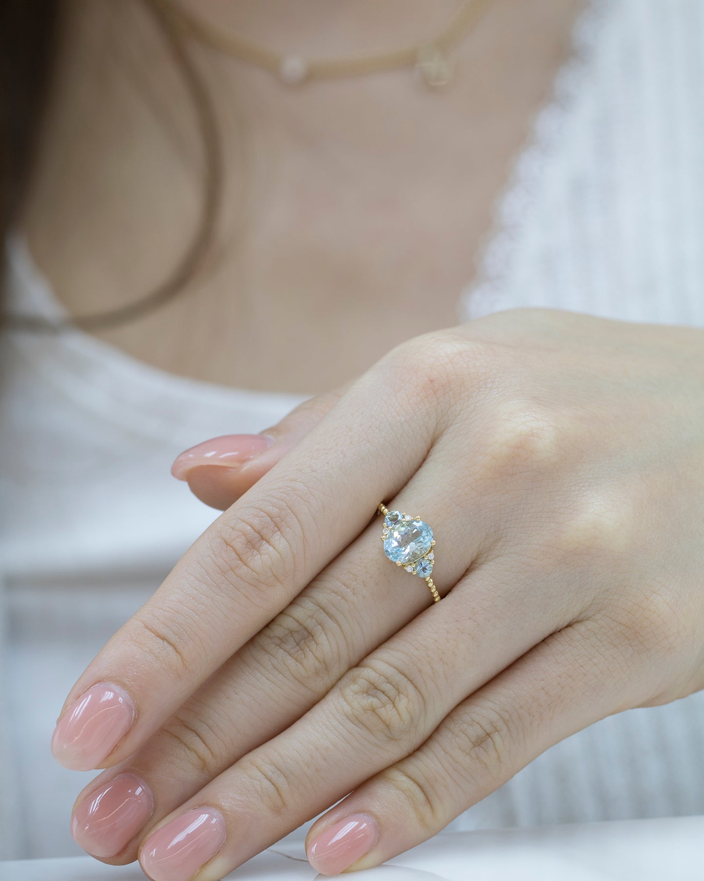 18k黃金蛋形橢圓形海藍寶石鑽石戒指 18k Yellow Gold Oval Shape Aquamarine Diamond Ring