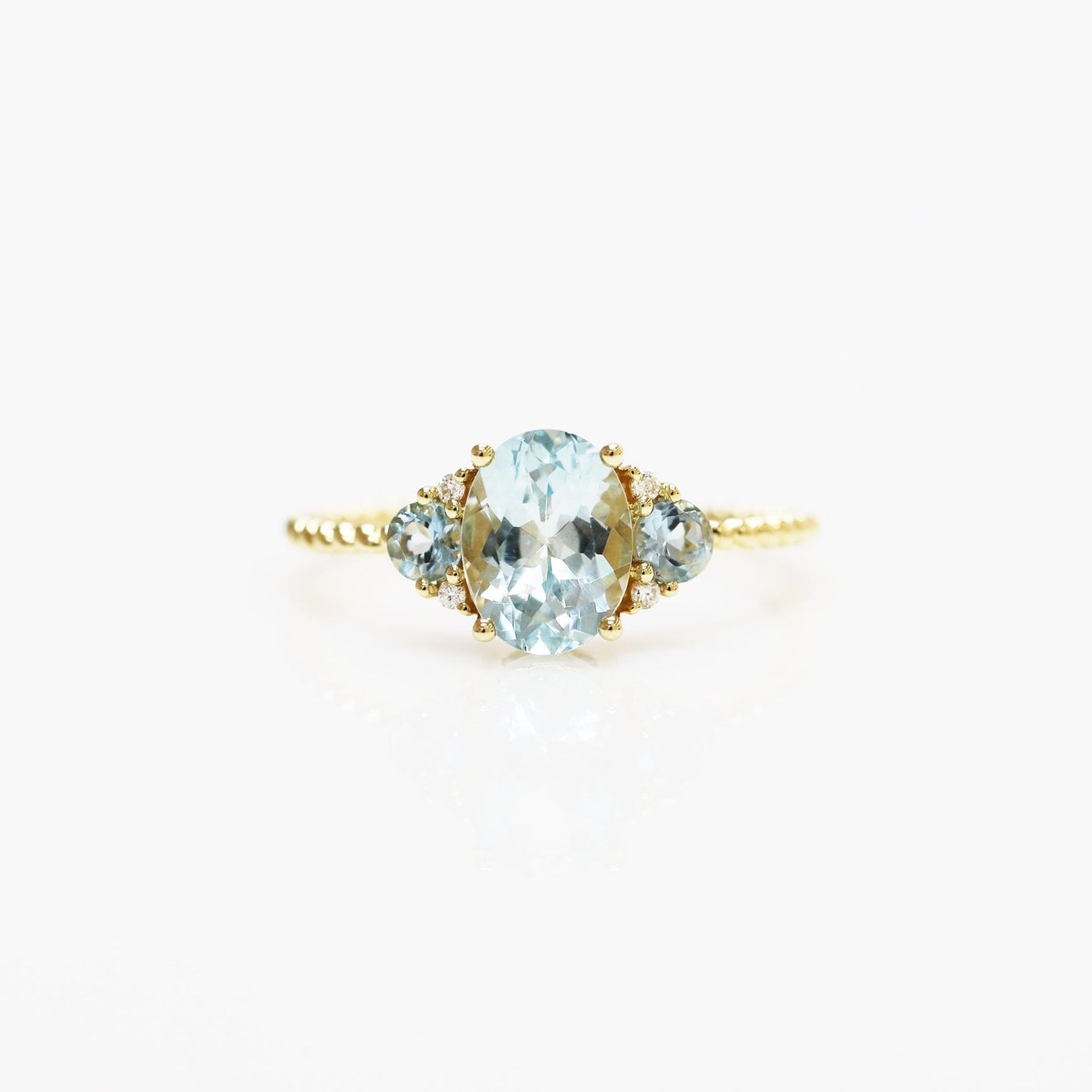 18k黃金蛋形橢圓形海藍寶石鑽石戒指 18k Yellow Gold Oval Shape Aquamarine Diamond Ring