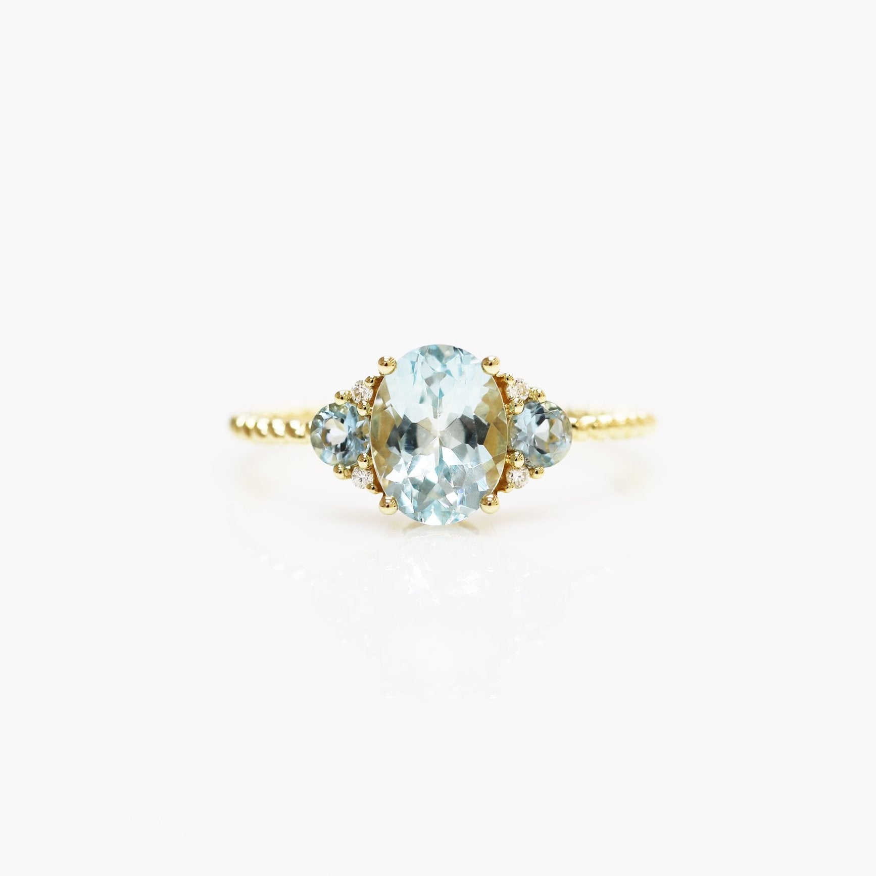 18k黃金蛋形橢圓形海藍寶石鑽石戒指 18k Yellow Gold Oval Shape Aquamarine Diamond Ring