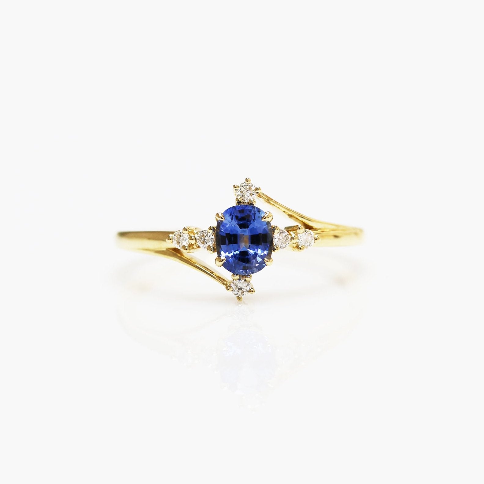 18k黃金蛋形橢圓形藍寶石鑽石戒指 18k Yellow Gold Oval Shape Sapphire Diamond Ring