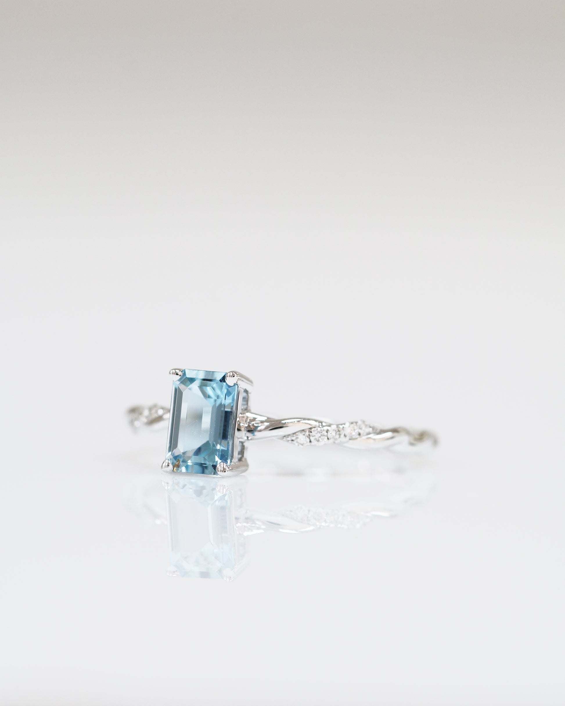 18k白金祖母綠形切割海藍寶石鑽石戒指 18k White Gold Twisted Emerald Cut Santa Maria Aquamarine Diamond Ring