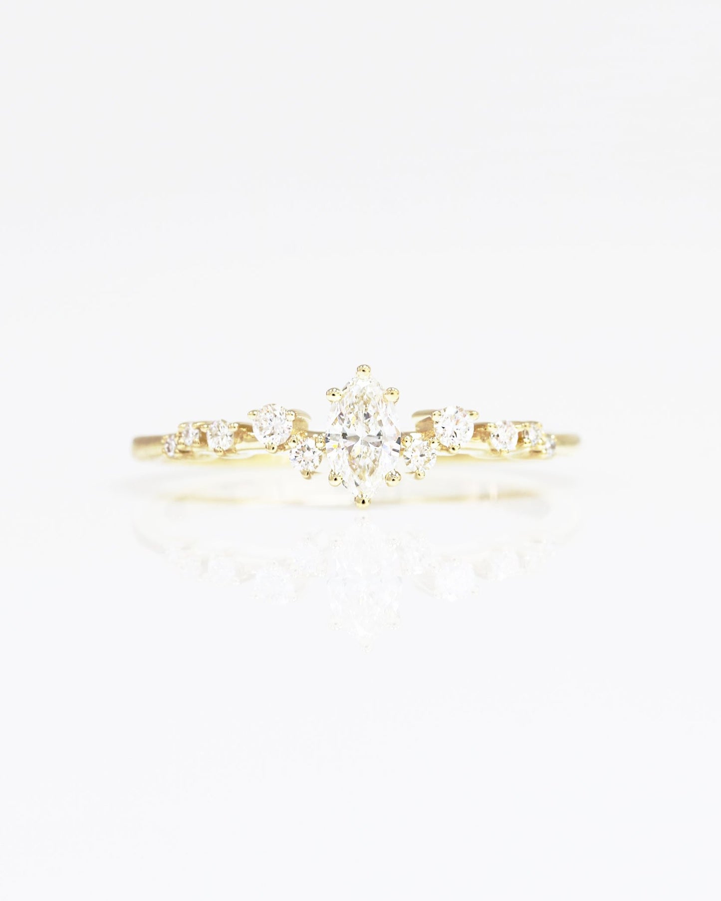 18k黃金馬眼形鑽石戒指 18k Yellow Gold Scattered Marquise-shaped Diamond Ring