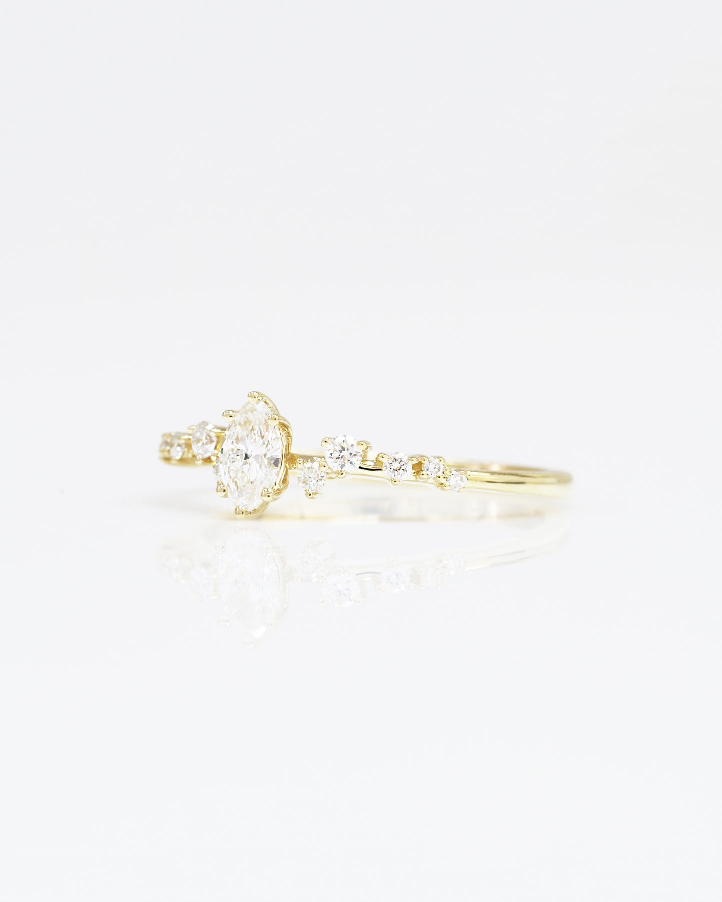 18k黃金馬眼形鑽石戒指 18k Yellow Gold Scattered Marquise-shaped Diamond Ring