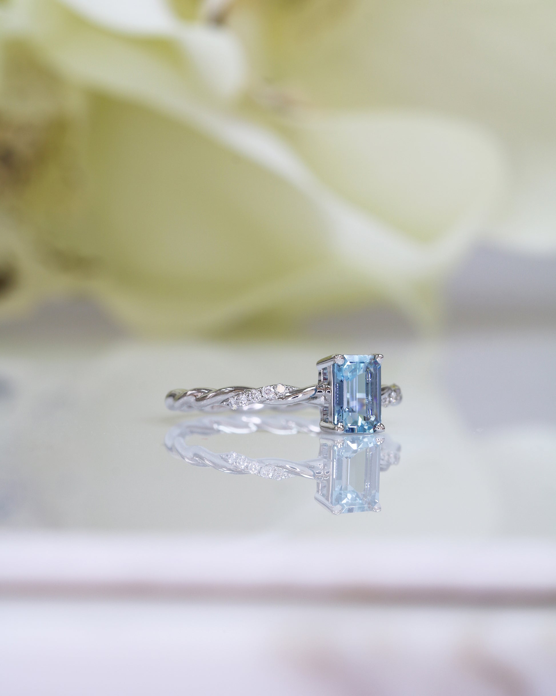 18k白金祖母綠形切割海藍寶石鑽石戒指 18k White Gold Twisted Emerald Cut Santa Maria Aquamarine Diamond Ring
