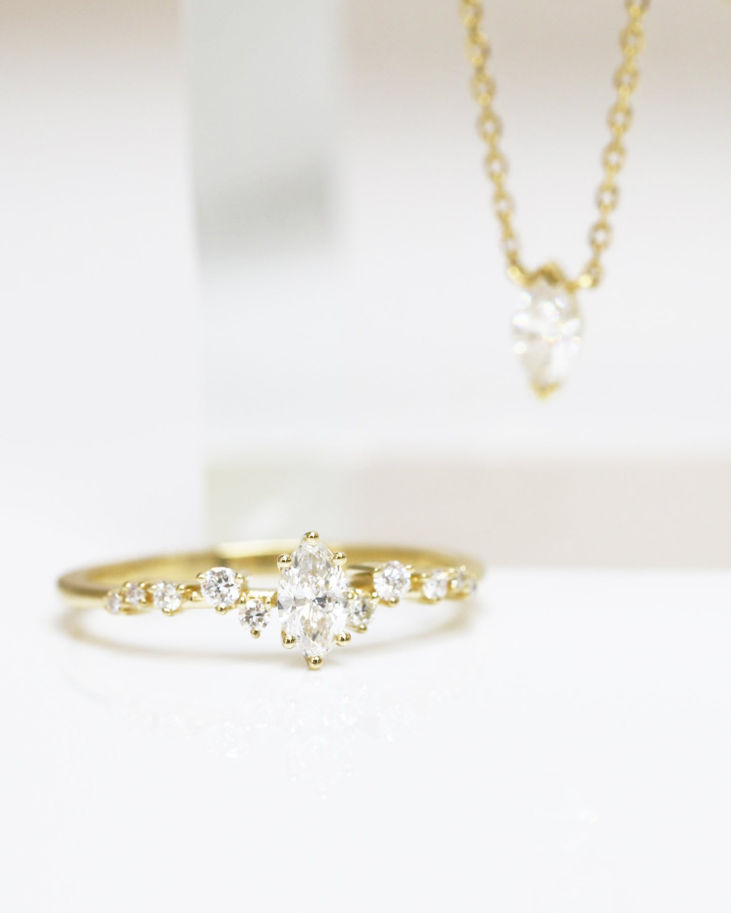 18k黃金馬眼形鑽石戒指 18k Yellow Gold Scattered Marquise-shaped Diamond Ring