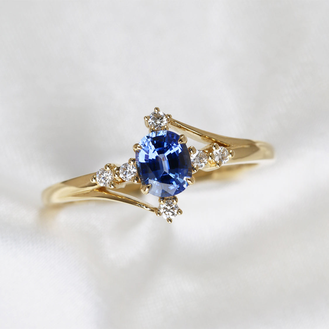 18k黃金蛋形橢圓形藍寶石鑽石戒指 18k Yellow Gold Oval Shape Sapphire Diamond Ring