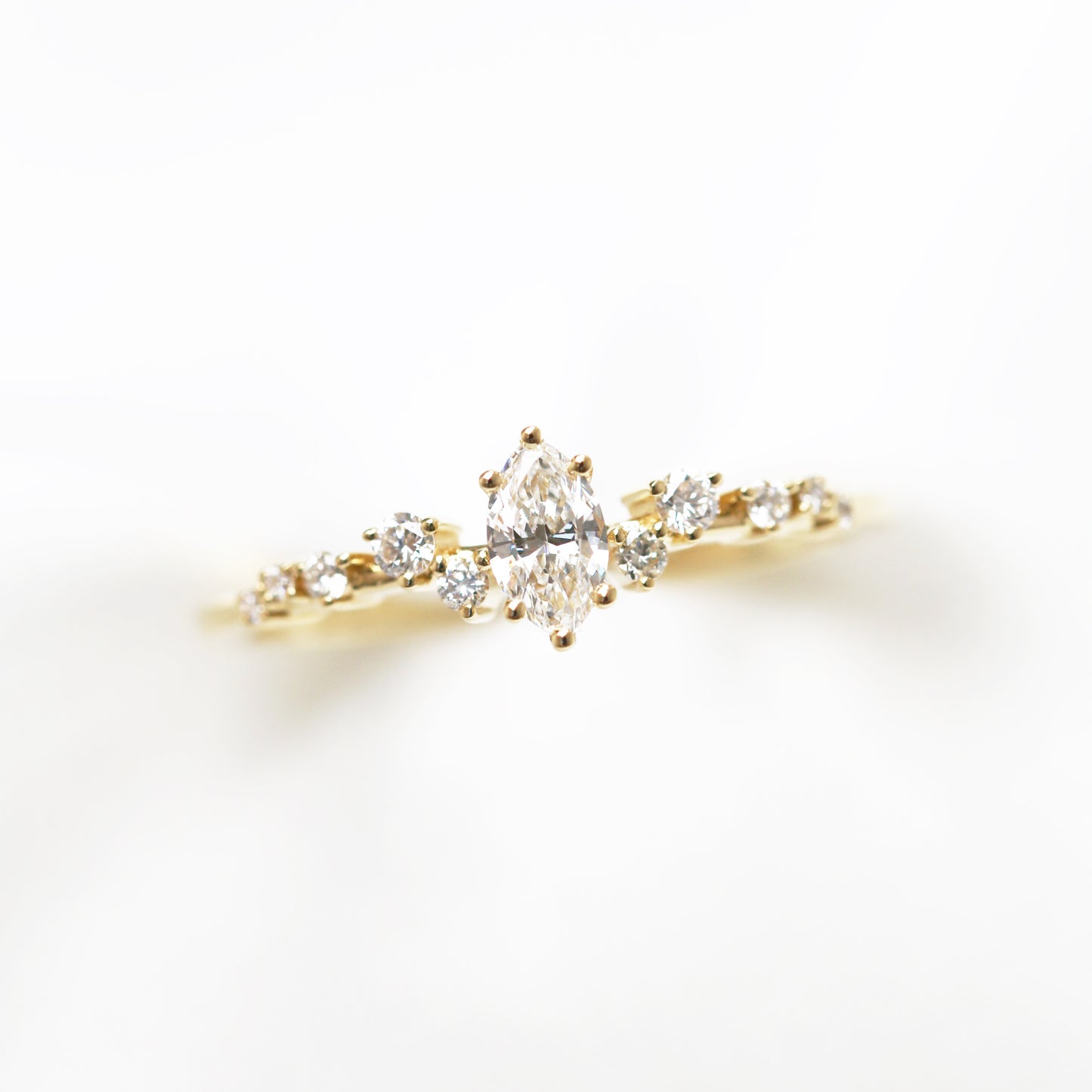 18k黃金馬眼形鑽石戒指 18k Yellow Gold Scattered Marquise-shaped Diamond Ring