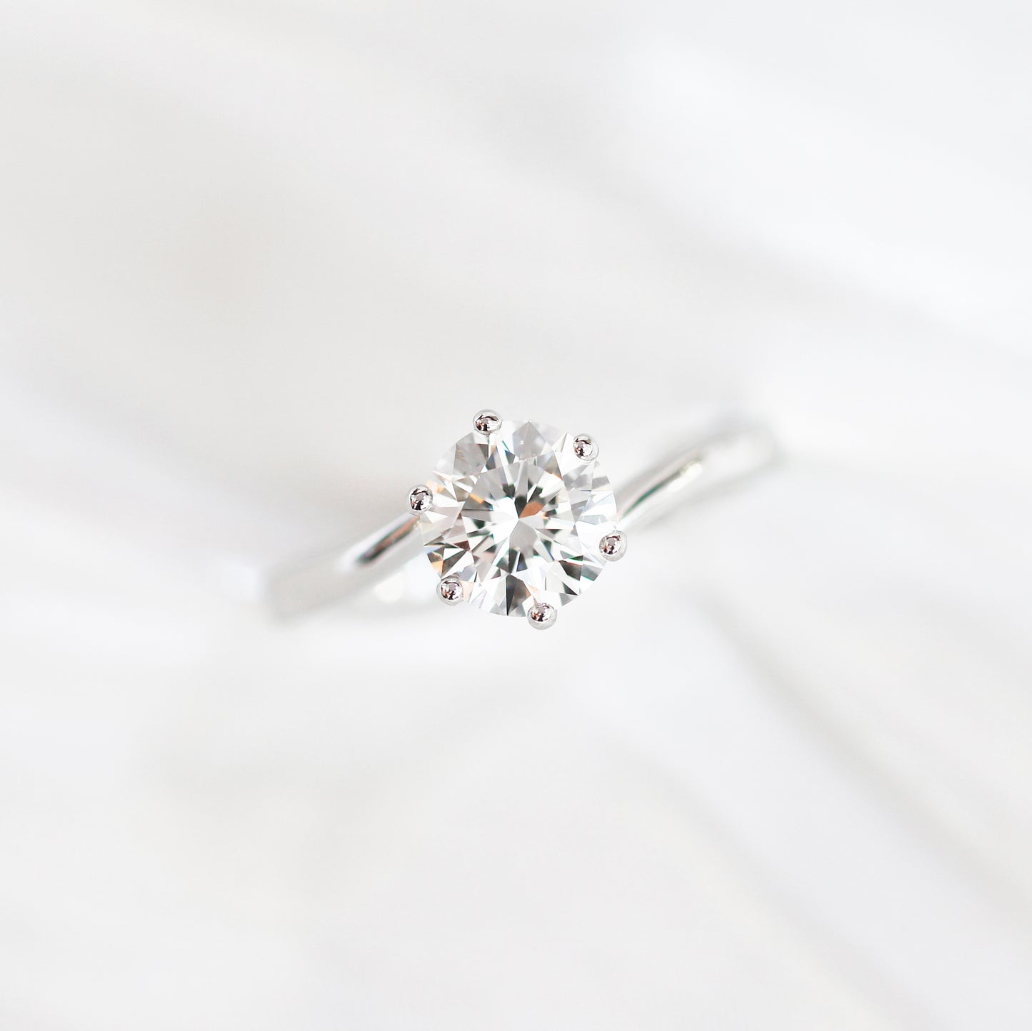 Azalea Solitaire 18k White Gold 6-Prong twisted Band Round Brilliant Diamond Engagement Ring Setting 18k白金六爪扭臂求婚鑽石戒指款式