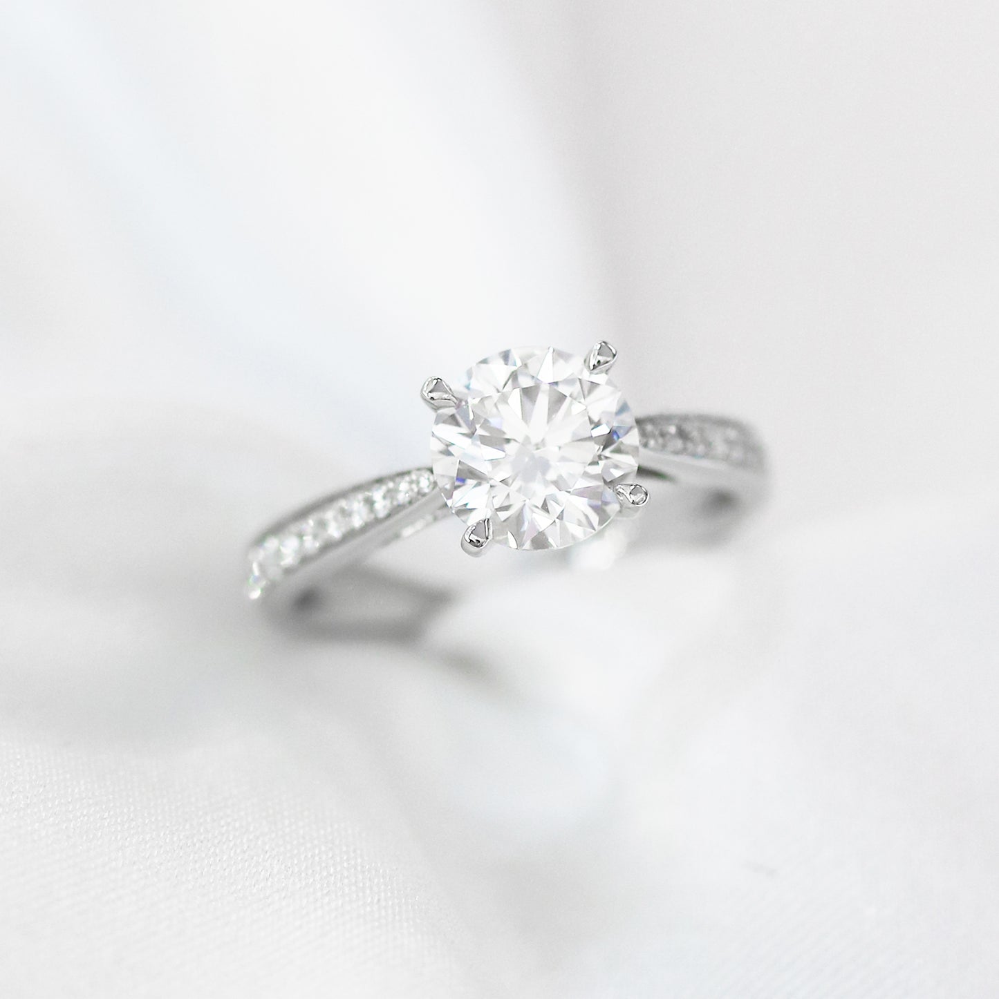 Begolia Eternity 18k White Gold Channel-set Diamond Band 4-Prong Round Brilliant Diamond Engagement Ring Setting 18k白金四爪永恆求婚鑽石戒指款式