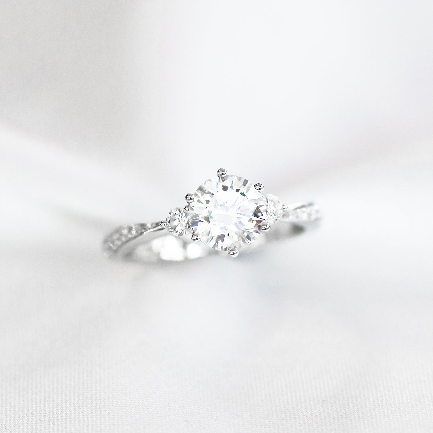 Emilia Trilogy 18k White Gold twisted Band 6-Prong Round Brilliant Diamond Engagement Ring Setting 18k白金六爪三石求婚鑽石戒指款式