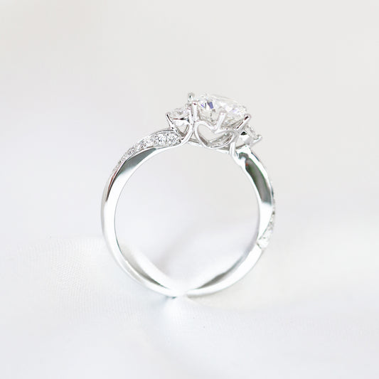 Emilia Trilogy 18k White Gold twisted Band 6-Prong Round Brilliant Diamond Engagement Ring Setting 18k白金六爪三石求婚鑽石戒指款式