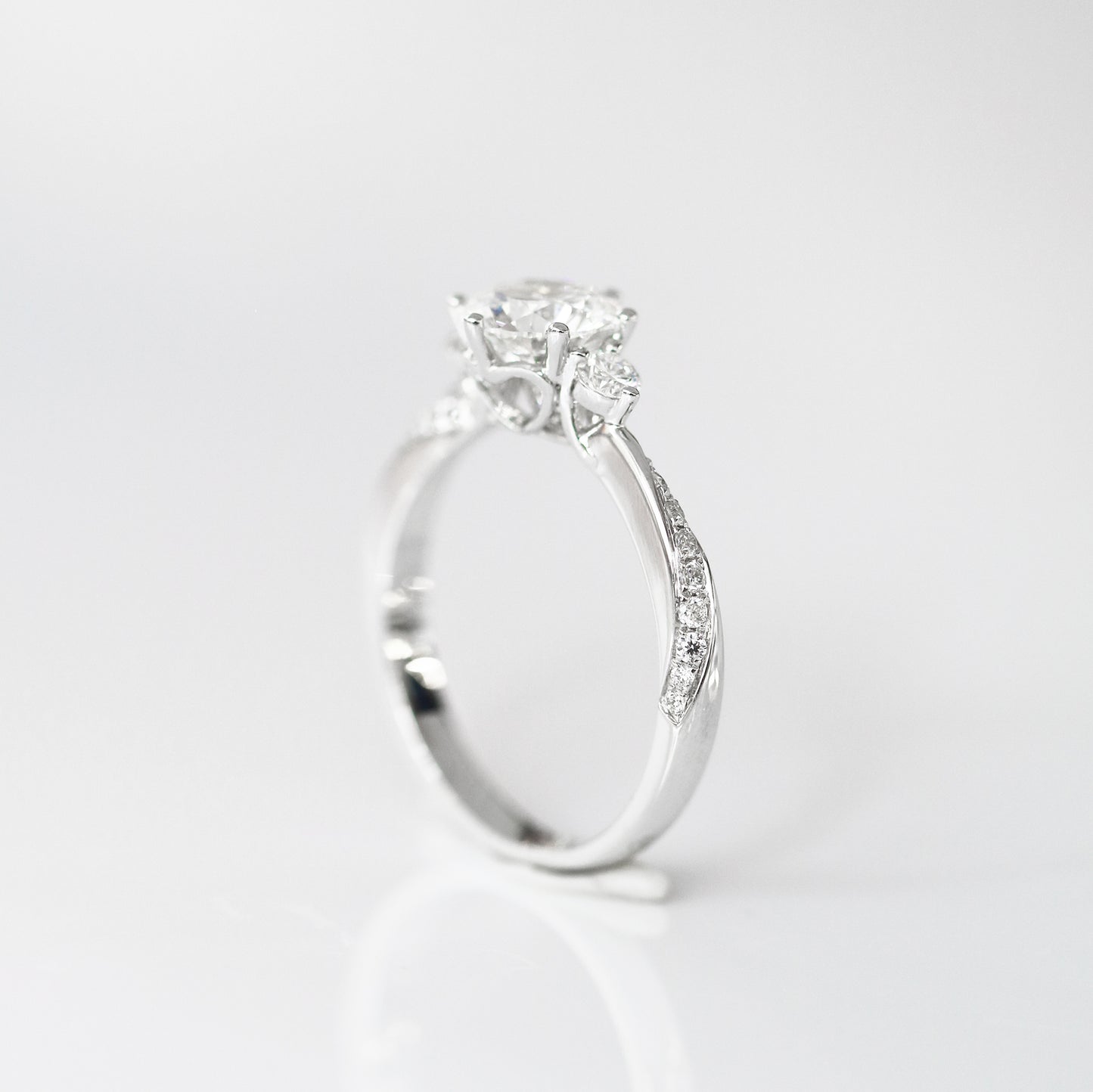Emilia Trilogy 18k White Gold twisted Band 6-Prong Round Brilliant Diamond Engagement Ring Setting 18k白金六爪三石求婚鑽石戒指款式