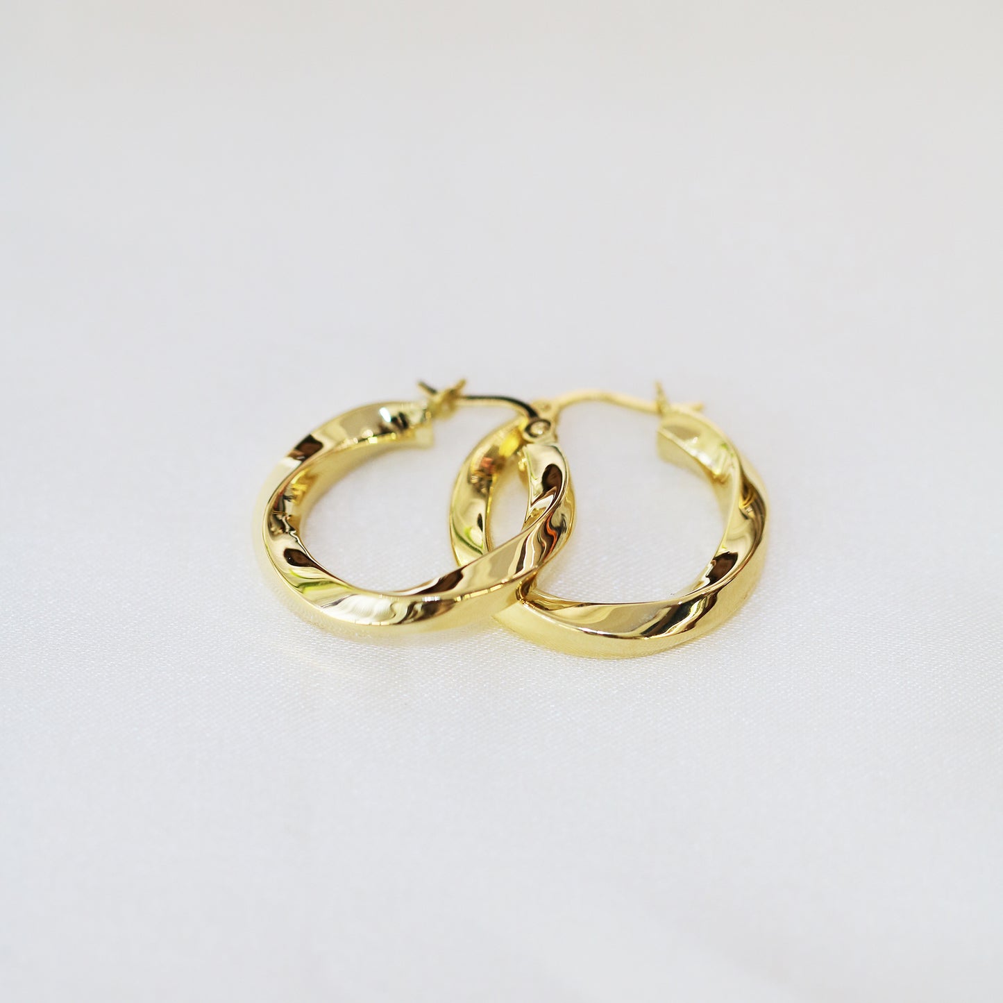 18k Yellow Gold Shiny Huggie Hoop Earrings 18K金圈形扭紋耳圈耳環