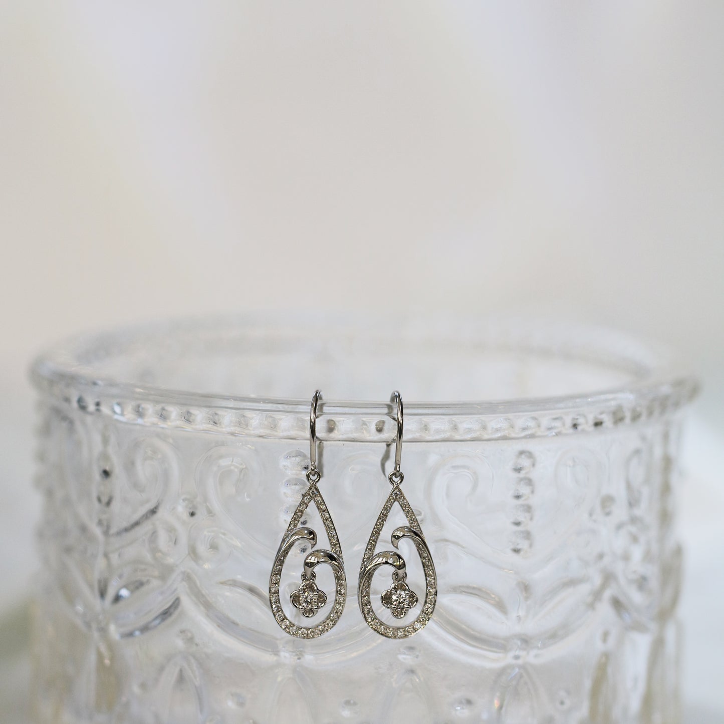 18k白金水滴形狀鑽石耳環 18k White Gold Dangling Diamond Earrings 18k White Gold Dangling Diamond Earrings 18k White Gold Dangling Diamond Earrings 18k White Gold Dangling Diamond Earrings