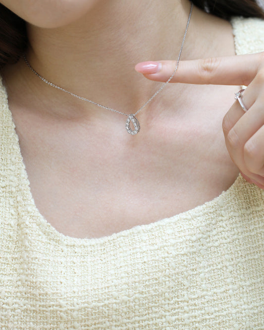 18k White Gold Pear Diamond Necklace