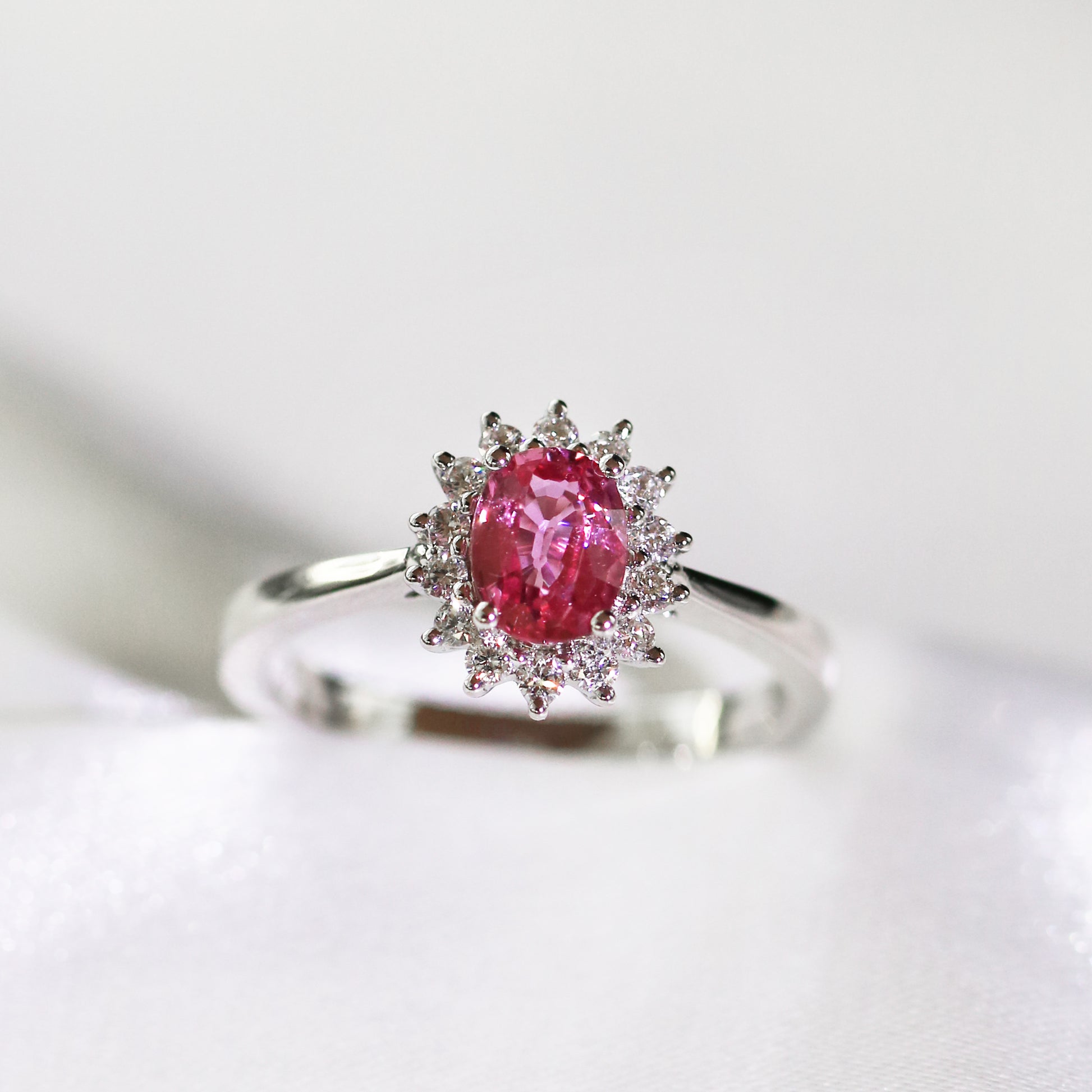 18k白金粉紅藍寶石戒指側面18k White Gold Pink Sapphire Ring on side view