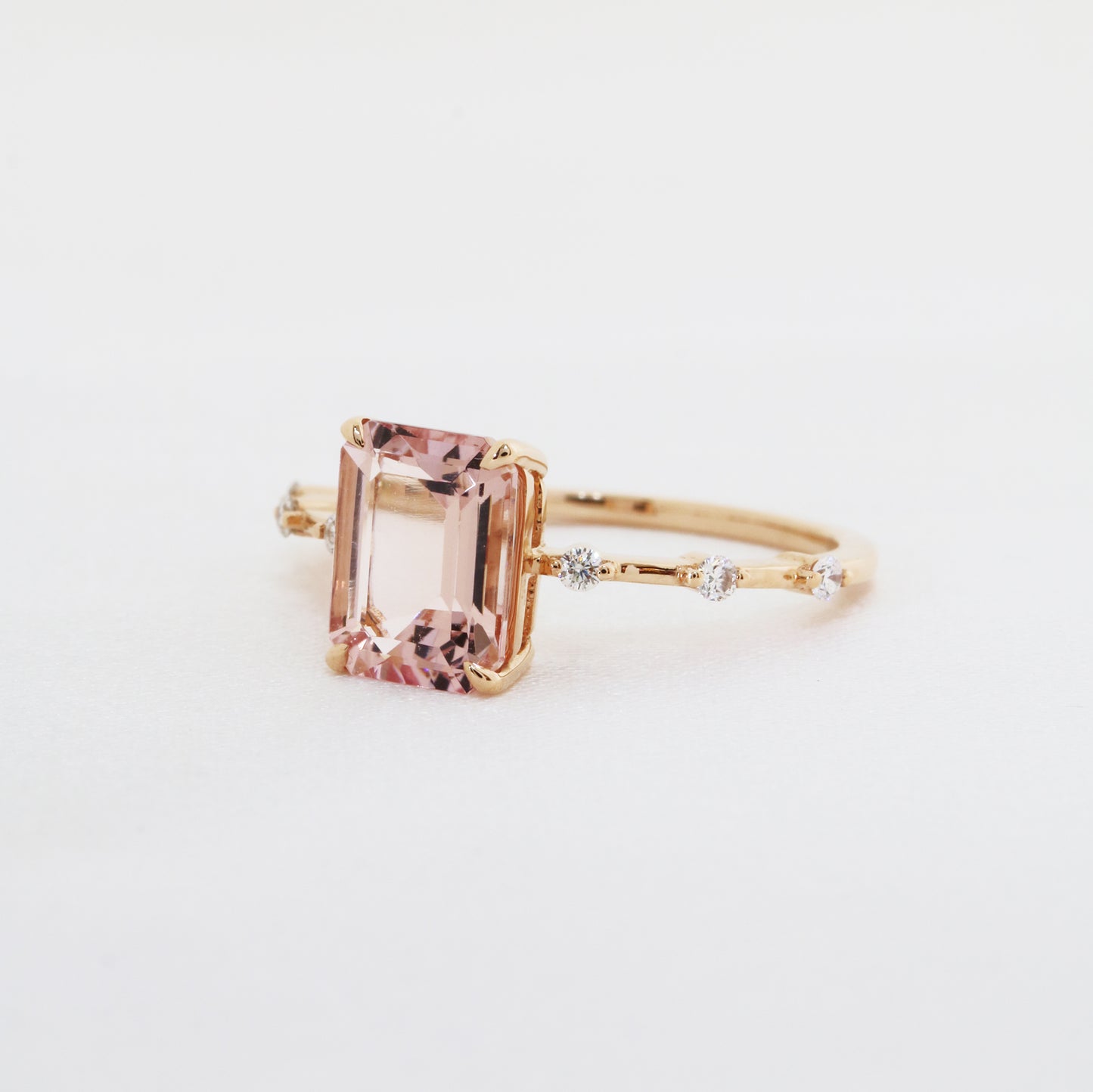 18k玫瑰粉紅摩根石鑽石戒指側面 18k Rose Gold Emerald-cut Morganite Diamond Ring
on side view