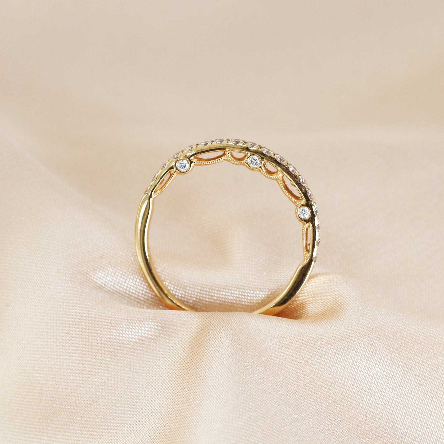 香檳色背景18k玫瑰金三面鑽石蕾絲戒指 18k Rose Gold 3-Sided Lace Eternity Diamond Ring in champagne gold background