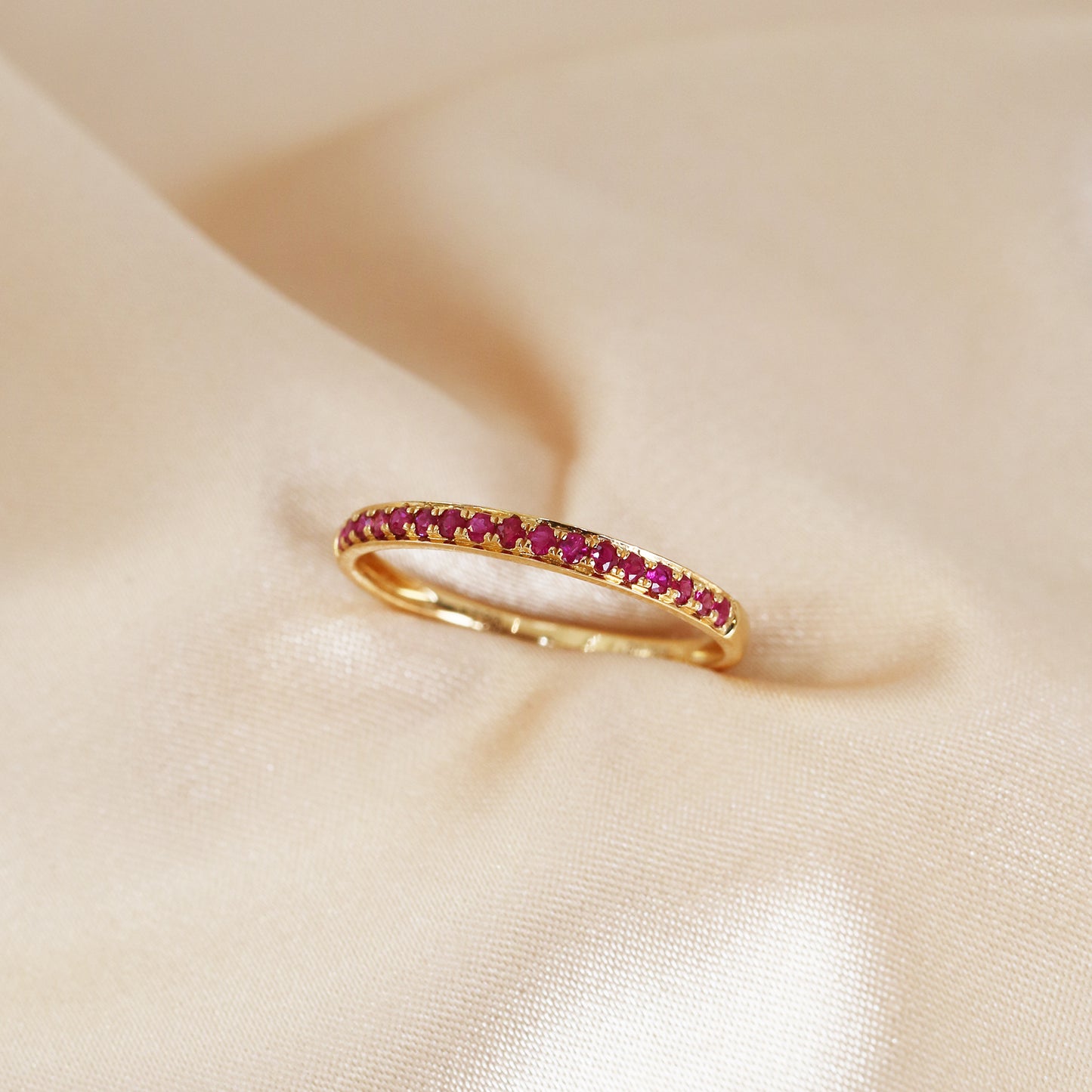 香檳色背景紅寶石戒指 18k Rose Gold 0.26ct Ruby Half Eternity Ring in champagne gold background