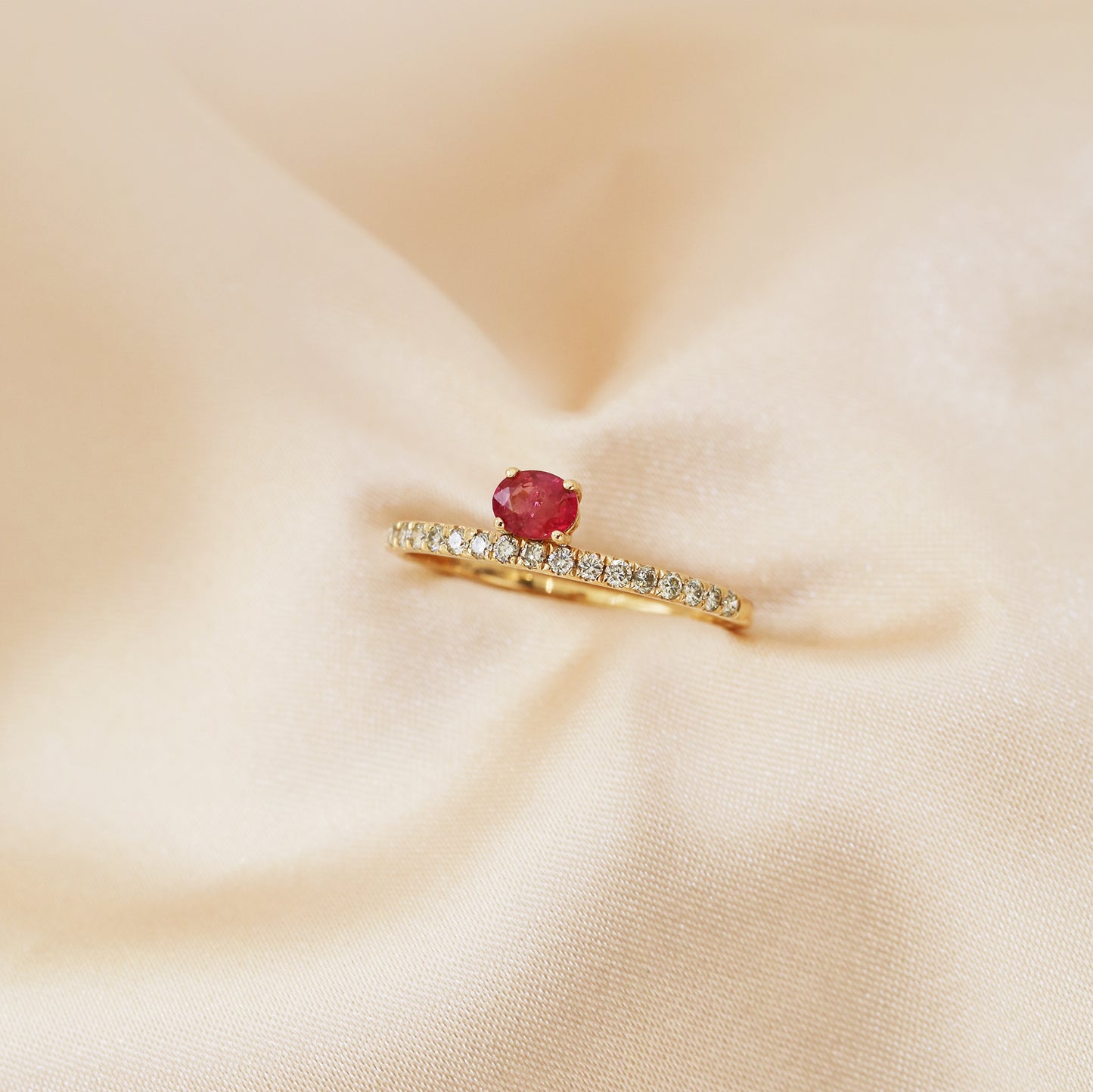 香檳色背景玫瑰金紅寶石鑽石戒指 18k Rose Gold Ruby Half Eternity Ring in champagne gold background