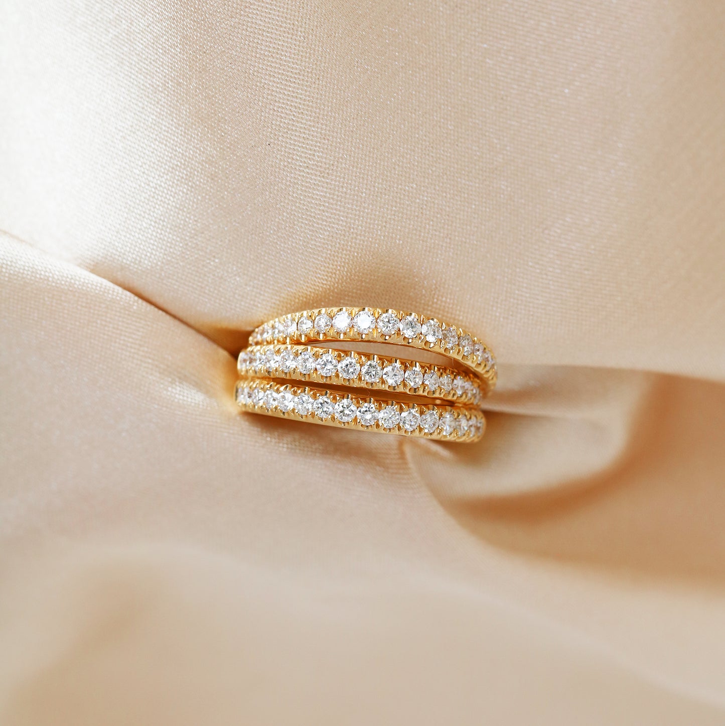 香檳色背景18k玫瑰金三排鑽石戒指18k Rose Gold 3-row Eternity Diamond Ring in champagne gold background