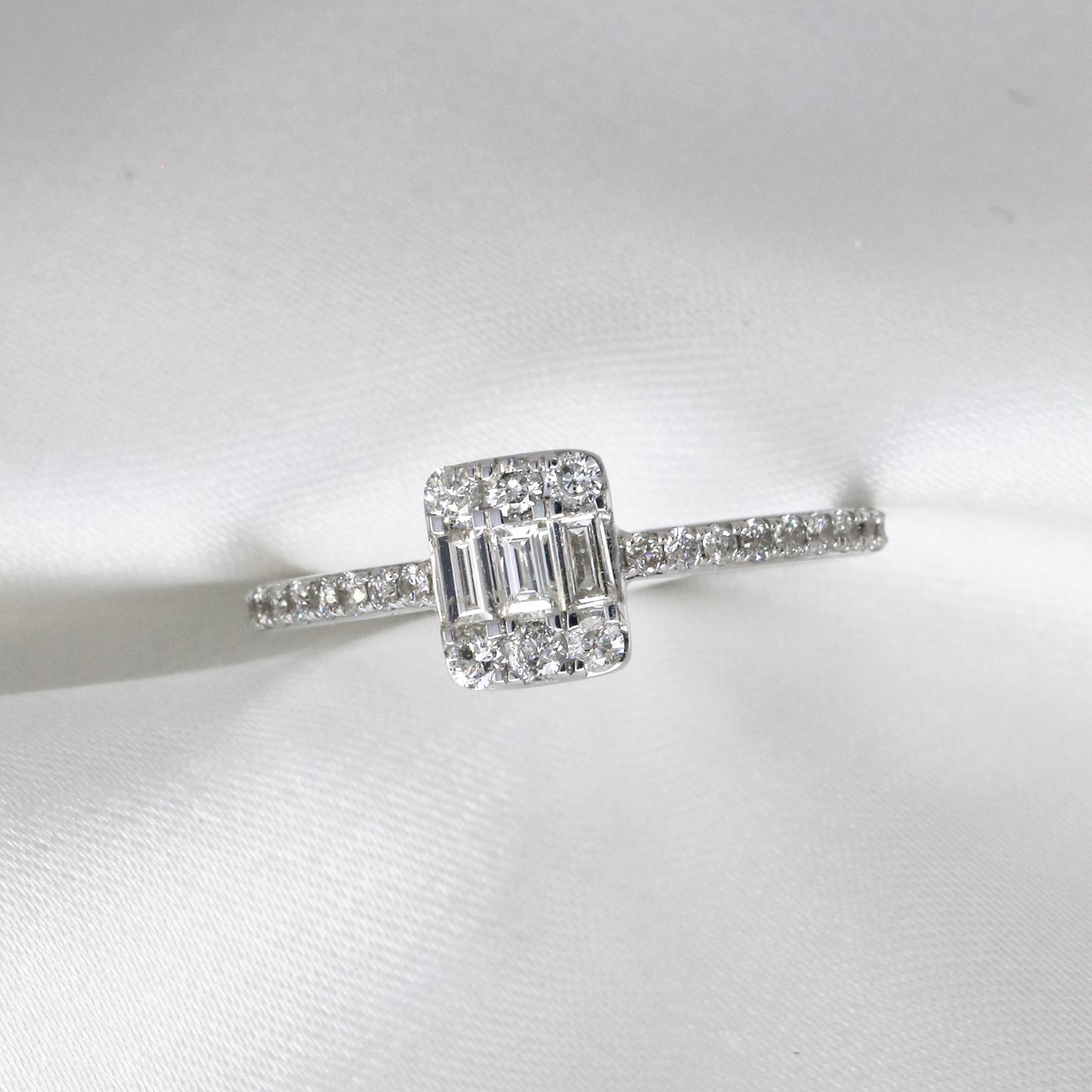 18k白金長形切割鑽石戒指 18k White Gold Chic Baguette Step-cut Diamond Eternity Ring