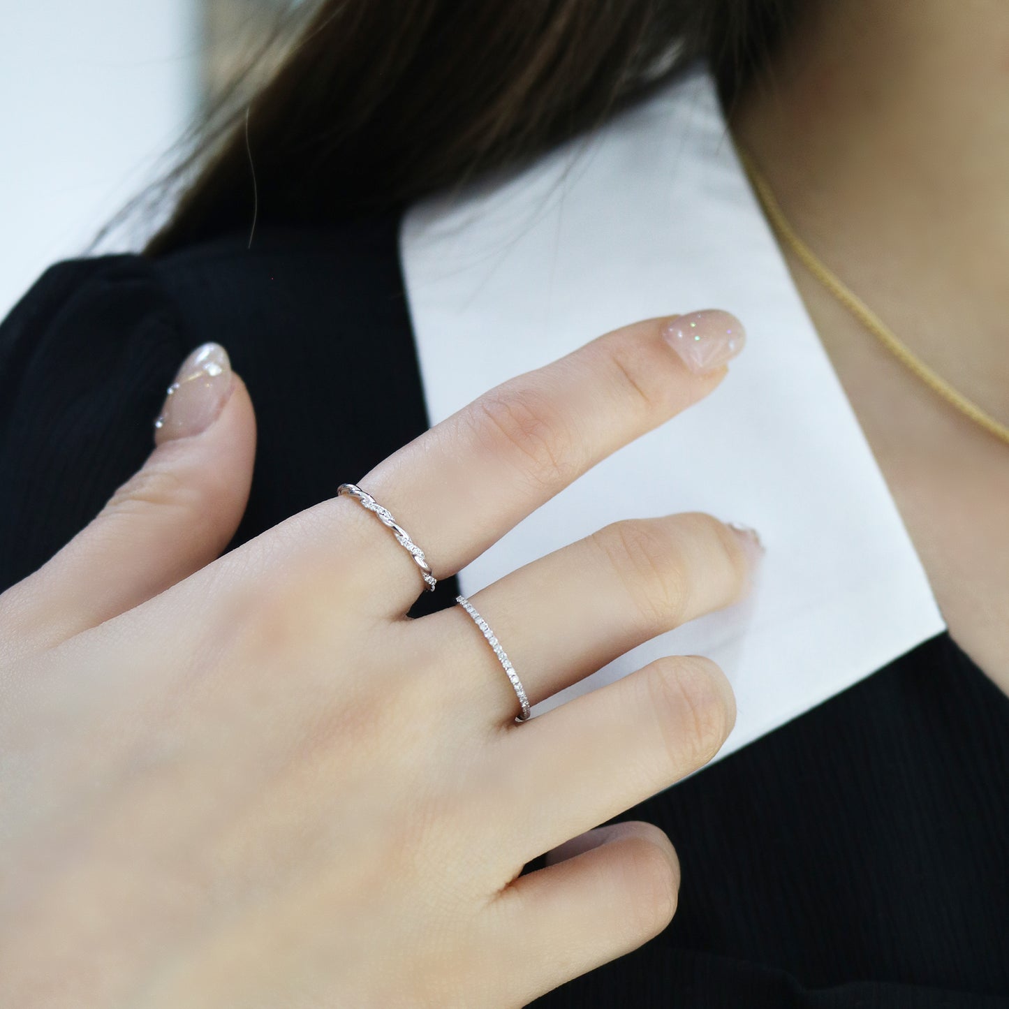 18k白金麻花扭紋鑽石戒指在中指上18k White Gold Twisted Diamond Ring on middle finger