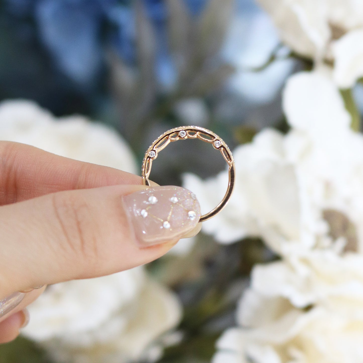 18k玫瑰金三面鑽石蕾絲戒指側面 18k Rose Gold 3-Sided Lace Eternity Diamond Ring on side view