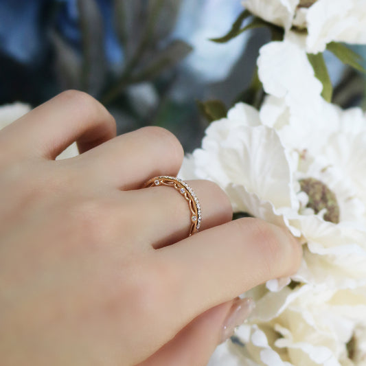 18k玫瑰金三面鑽石蕾絲戒指側面 18k Rose Gold 3-Sided Lace Eternity Diamond Ring on side view