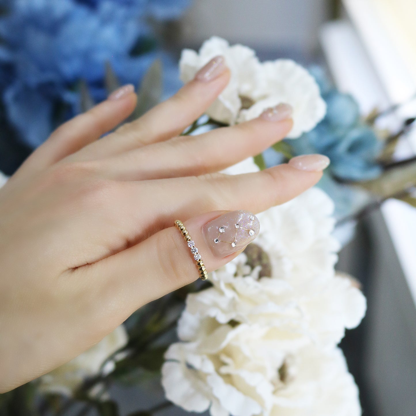 18k黃金金珠鑽石線戒在拇指上 18k Yellow Gold Beaded Diamond Ring on Thumb