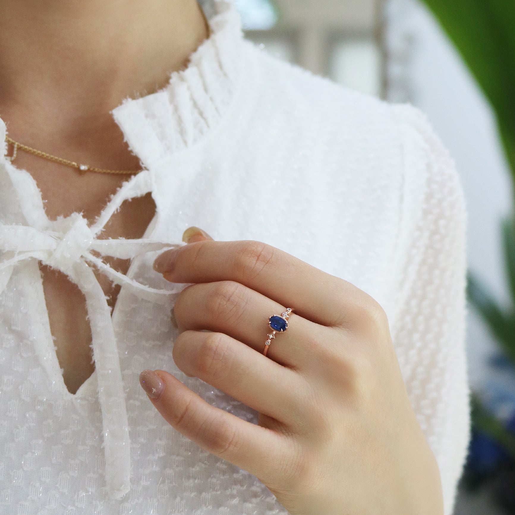 藍寶石鑽石戒指在中指上 Sapphire Diamond Ring on middle finger