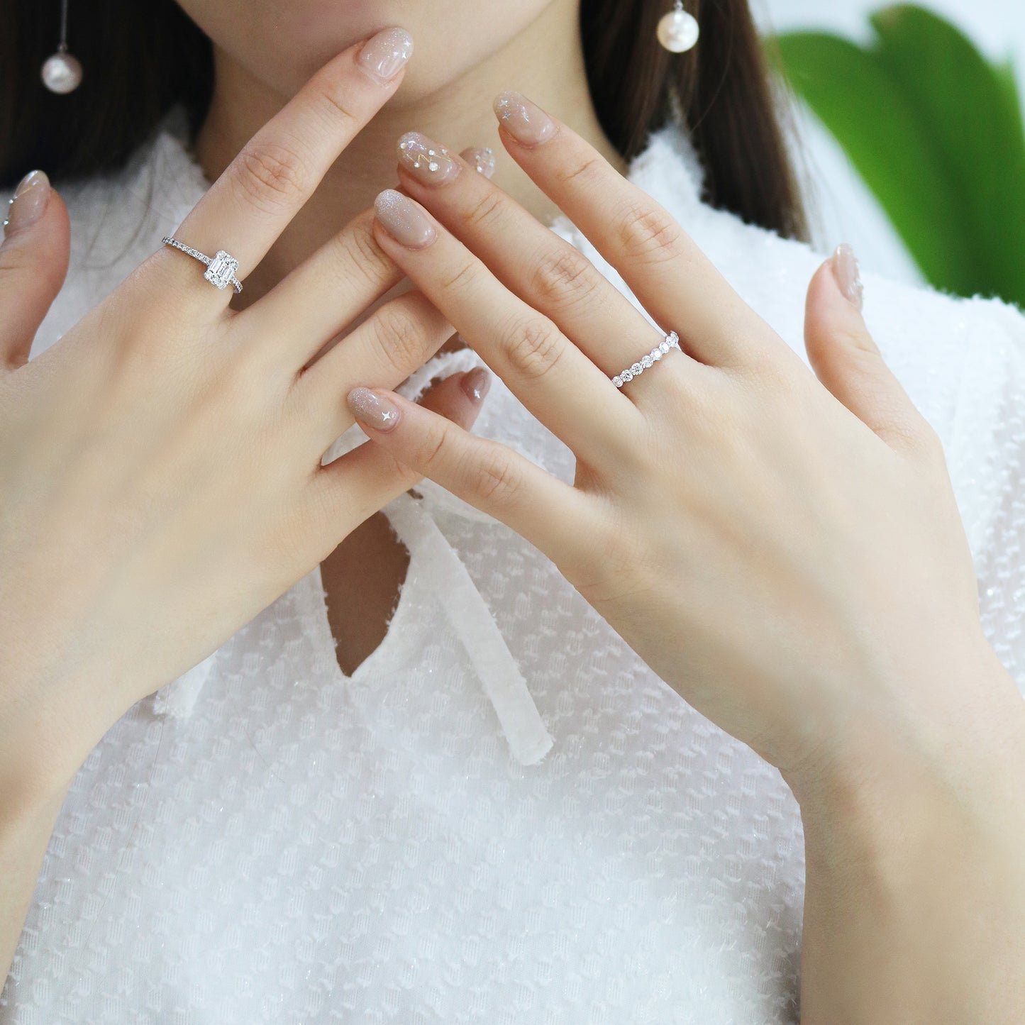 兩隻白金鑽石戒指戴在手上 Two White Gold Diamond Rings