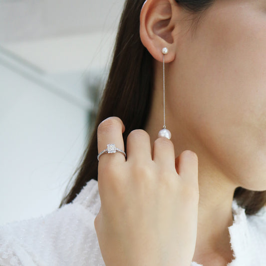 18k白金長形切割鑽石戒指在食指上 18k White Gold Chic Baguette Step-cut Diamond Eternity Ring on index finger